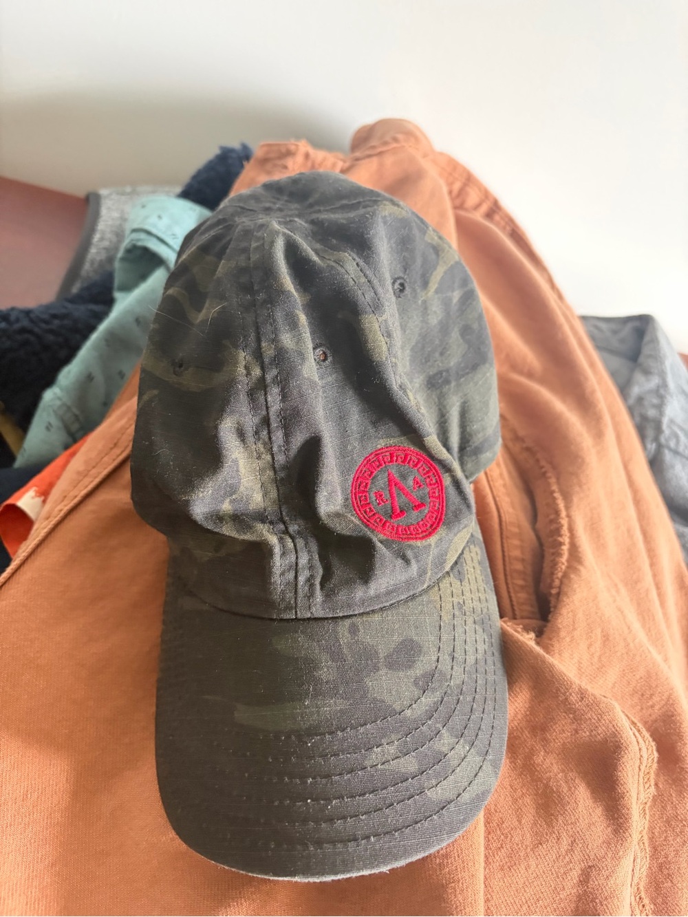 RogueAmerican Men's Camouflage Baseball Cap with Red Logo Patch